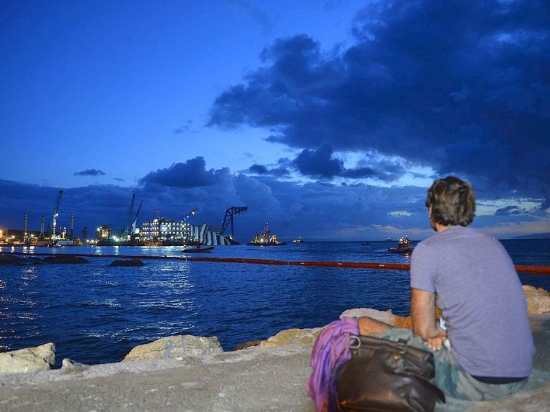 Das Schiff lag seit Januar 2012 auf die Seite gekippt im Mittelmeer.