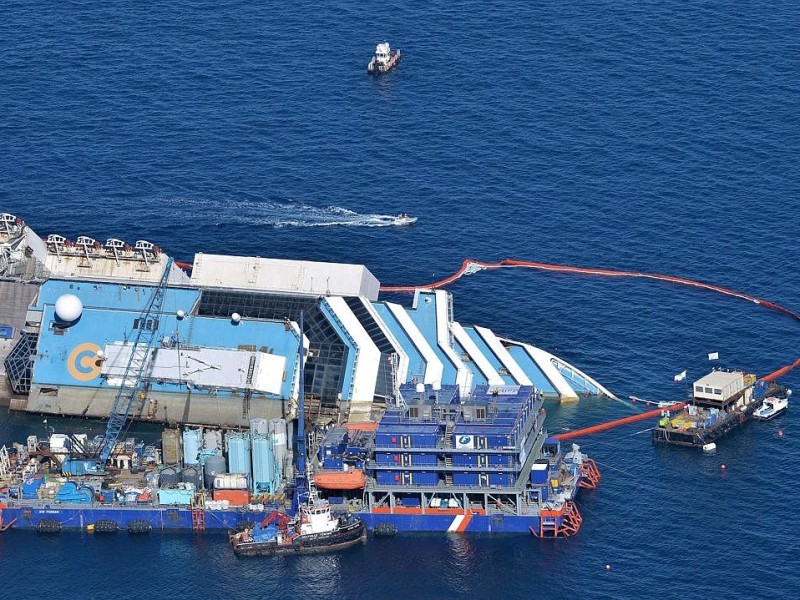 Das Schiffswrack der Costa Concordia während der  Bergungsarbeiten.