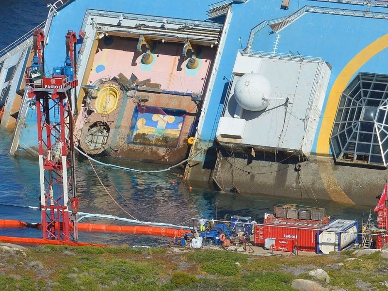 Das Schiffswrack der Costa Concordia während der  Bergungsarbeiten.