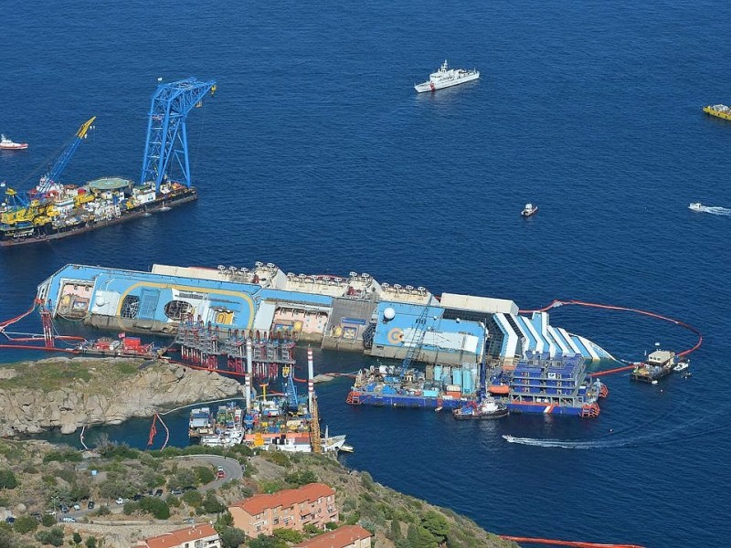 Das Schiffswrack der Costa Concordia während der  Bergungsarbeiten.