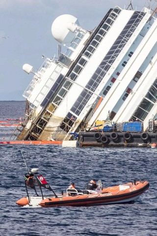 Das Schiffswrack der Costa Concordia während der  Bergungsarbeiten.