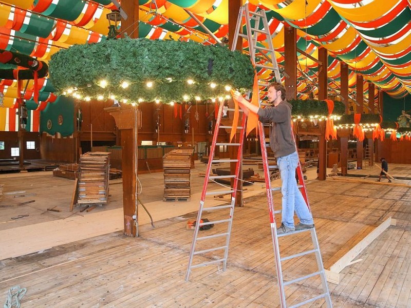 Die Theresienwiese wird für das große Volksfest vorbereitet. Auf dem Münchener Oktoberfest kann dieses Jahr vom 21.September bis zum 6. Oktober gefeiert werden.