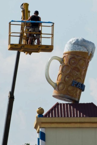 Die Theresienwiese wird für das große Volksfest vorbereitet. Auf dem Münchener Oktoberfest kann dieses Jahr vom 21.September bis zum 6. Oktober gefeiert werden.