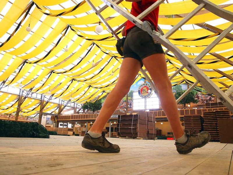 Die Theresienwiese wird für das große Volksfest vorbereitet. Auf dem Münchener Oktoberfest kann dieses Jahr vom 21.September bis zum 6. Oktober gefeiert werden.