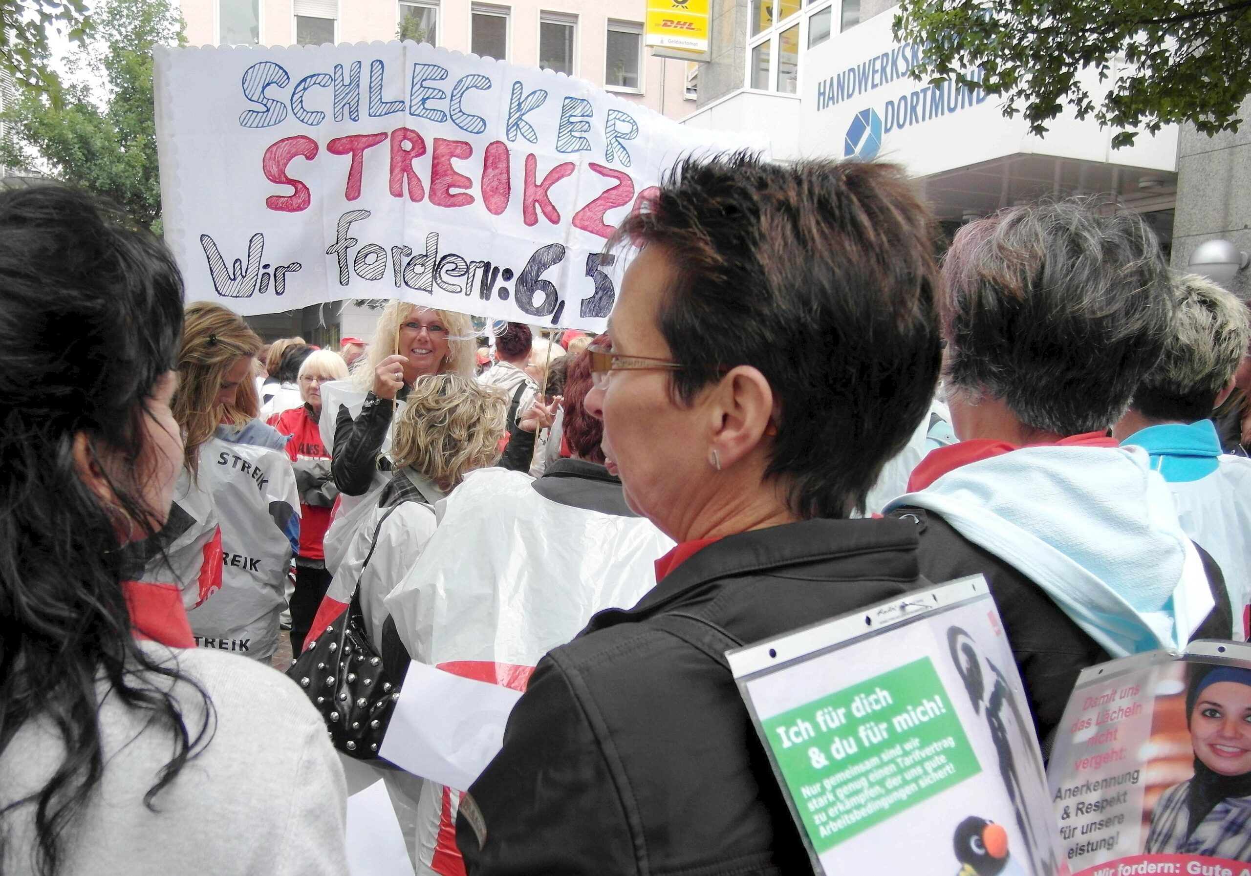 Die Vereinte Dienstleistungsgewerkschaft (ver.di) hatte für Dienstag, 21.06.2011, Beschäftigte der Drogeriemarkt-Kette Schlecker zu einem ganztägigen Streik aufgerufen. Der Demonstrationszug mit ca. 350 Teilnehmern zog vom zentralen Streiklokal an der Handwerkskammer Dortmund durch die  Innenstadt.