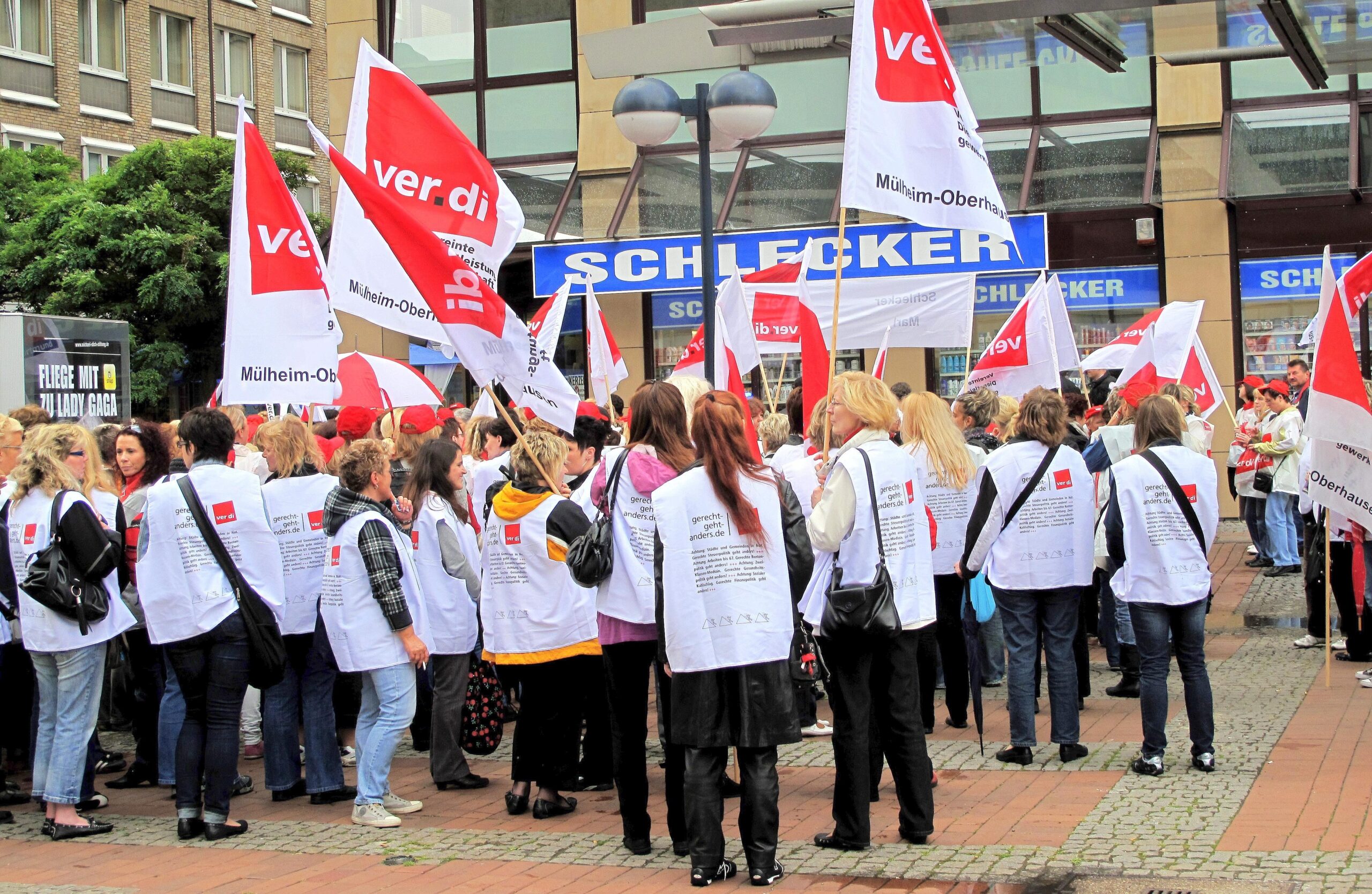 Die Vereinte Dienstleistungsgewerkschaft (ver.di) hatte für Dienstag, 21.06.2011, Beschäftigte der Drogeriemarkt-Kette Schlecker zu einem ganztägigen Streik aufgerufen. Der Demonstrationszug mit ca. 350 Teilnehmern zog vom zentralen Streiklokal an der Handwerkskammer Dortmund durch die  Innenstadt.Im Bild: Zwischenkundgebung vor der Schlecker-Filiale an der Kampstraße.