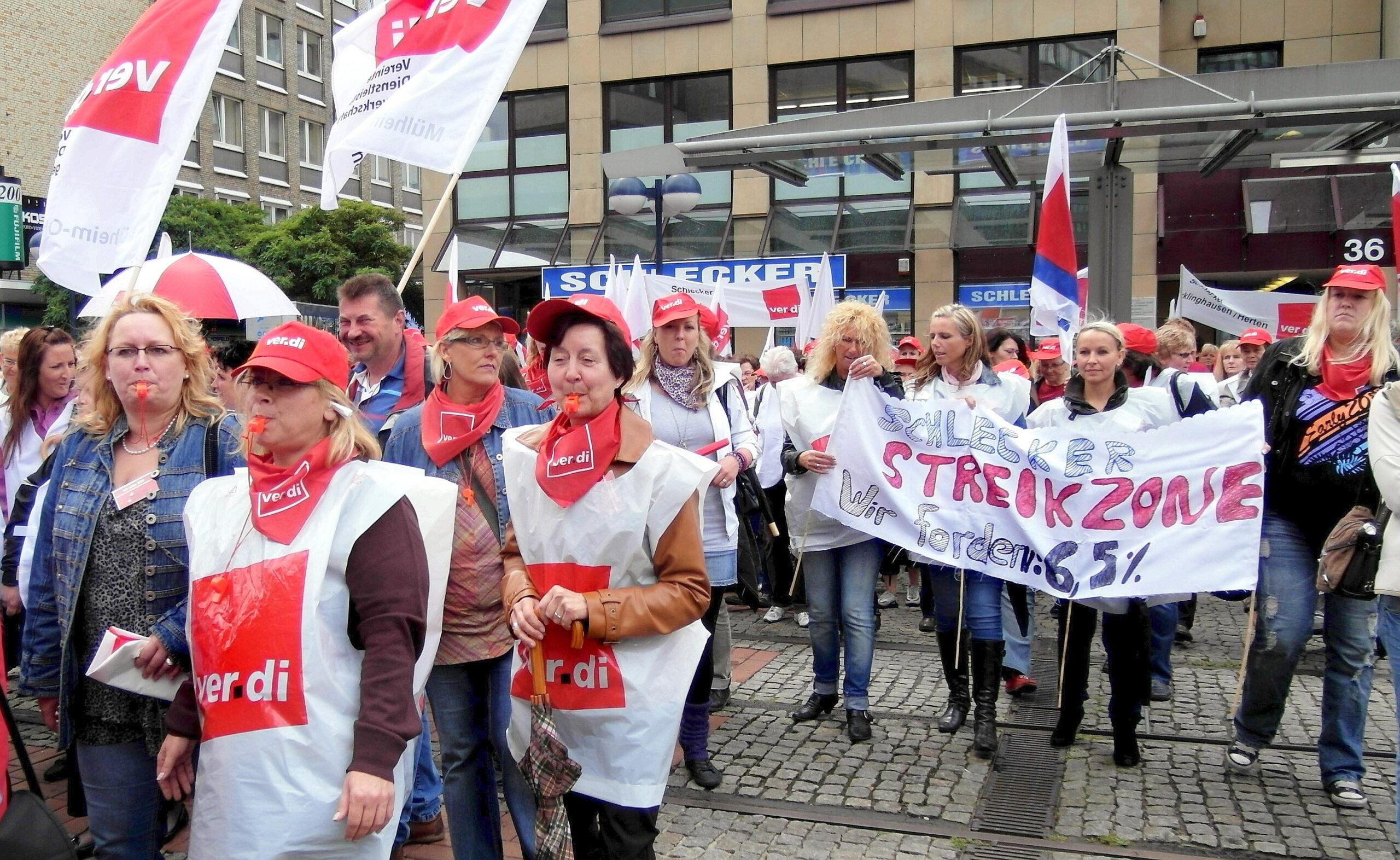 Die Vereinte Dienstleistungsgewerkschaft (ver.di) hatte für Dienstag, 21.06.2011, Beschäftigte der Drogeriemarkt-Kette Schlecker zu einem ganztägigen Streik aufgerufen. Der Demonstrationszug mit ca. 350 Teilnehmern zog vom zentralen Streiklokal an der Handwerkskammer Dortmund durch die  Innenstadt.Im Bild: Zwischenkundgebung vor der Schlecker-Filiale an der Kampstraße.