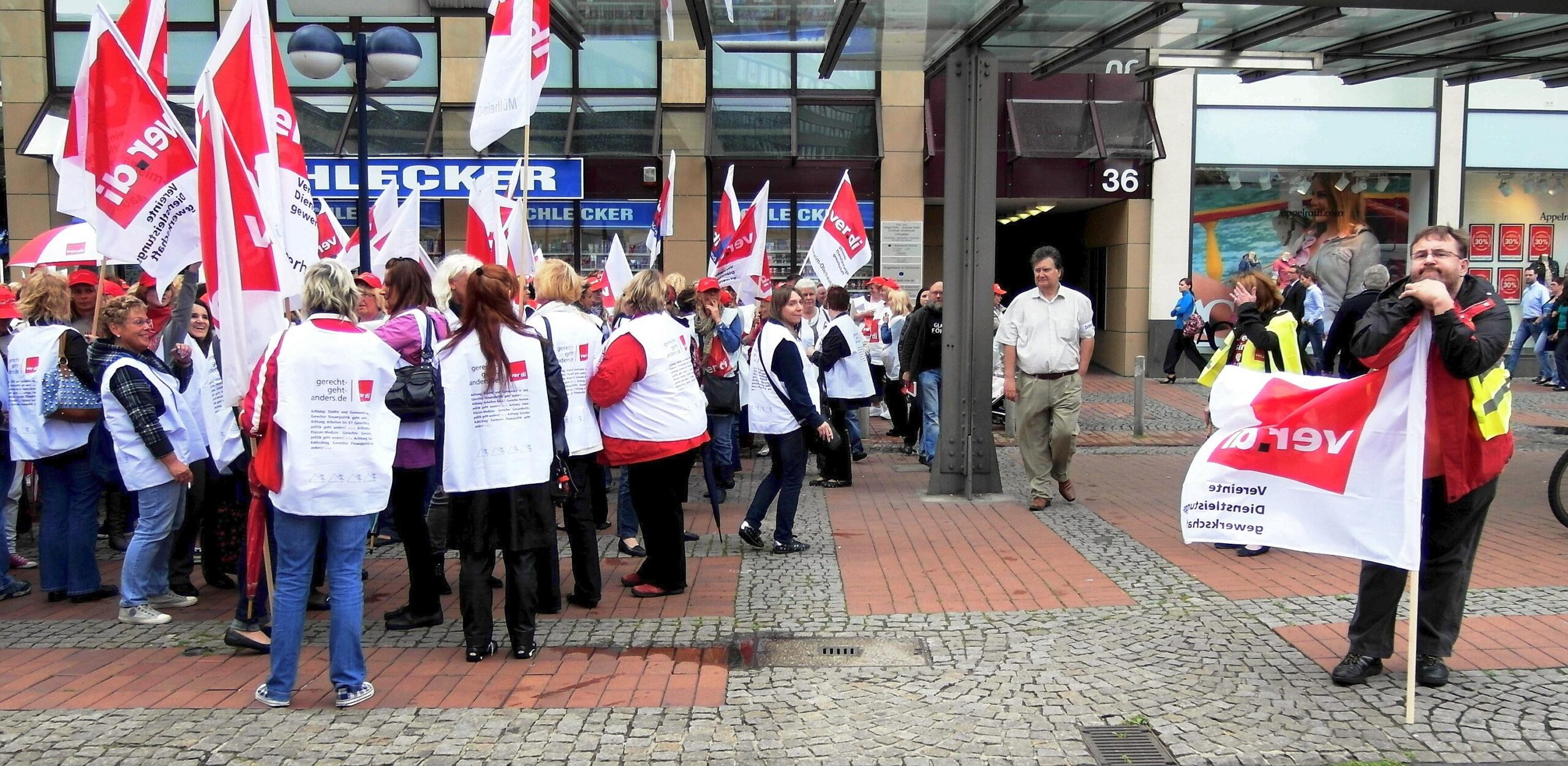 Die Vereinte Dienstleistungsgewerkschaft (ver.di) hatte für Dienstag, 21.06.2011, Beschäftigte der Drogeriemarkt-Kette Schlecker zu einem ganztägigen Streik aufgerufen. Der Demonstrationszug mit ca. 350 Teilnehmern zog vom zentralen Streiklokal an der Handwerkskammer Dortmund durch die  Innenstadt.Im Bild: Zwischenkundgebung vor der Schlecker-Filiale an der Kampstraße.