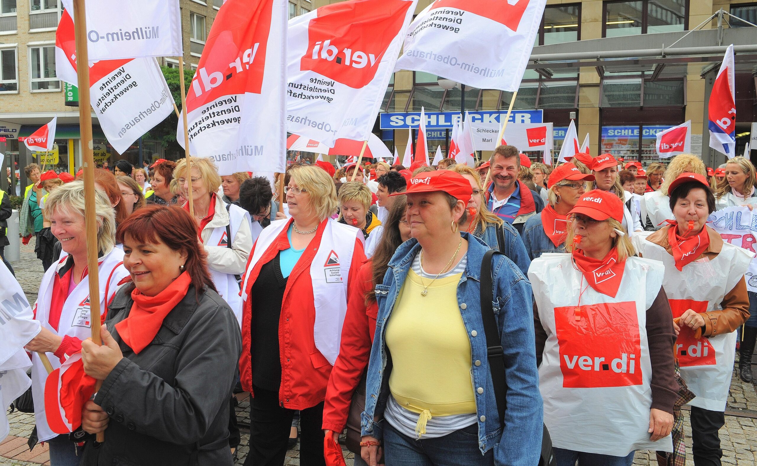 In einer zentralen Demonstration in Dortmund streikten am Dienstag, 21. Juni 2011 Beschäftigte der Drogeriemarkt-Kette Schlecker.Foto: Franz Luthe