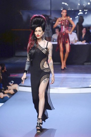 Mit Partystimmung und viel Lack und Leder wurde die Frühjahr-/Sommer-Kollektion von Jean Paul Gaultier in Paris vorgestellt.