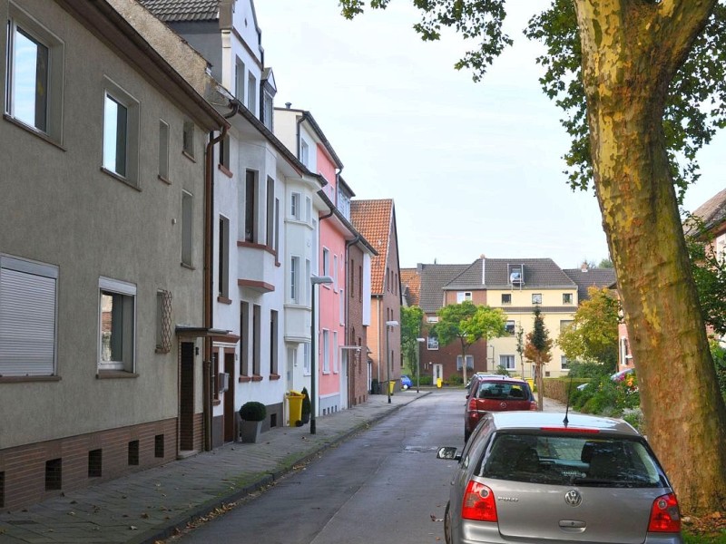 ...in ein ruhiges Wohngebiet. Kaum ein Mensch ist hier früh morgens auf der Straße zu sehen.