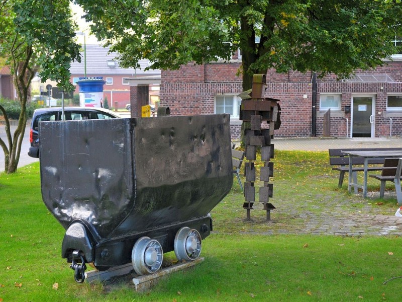 ...ist das ehemalige Stellwerk Zollverein. Die Lore erinnert daran, dass hier einst der Schienenverkehr auf dem Zechen-Gelände geregelt wurde. Jetzt ist hier...