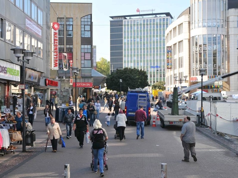 In der Innenstadt ist es zwischen Baustellen und Geschäften ganz schön wuselig.