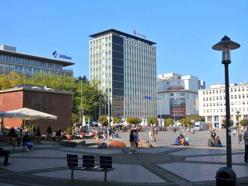 Seit den 1950er Jahren erstreckt sich hier der Kennedyplatz. Das Europahaus...