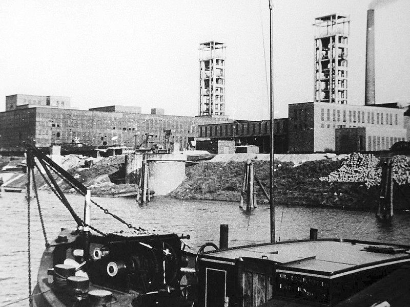 Dieses Bild wurde im Kalender 2010 des Heimatvereins Walsum veröffentlicht.  Es zeigt das Bergwerk in Walsum mit dem Hafen um 1980. Repro: Gregor Herberhold