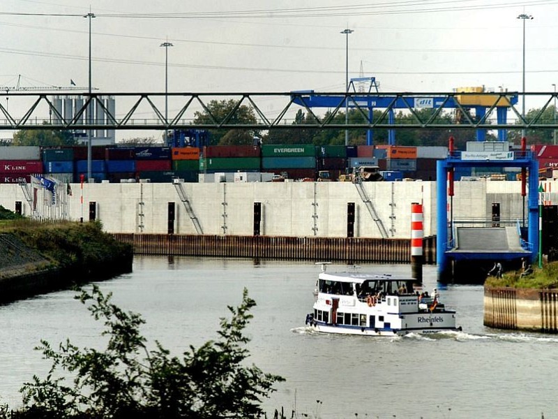 Bei der Rundfahrt zu den vergessenen Häfen bekommt man einen anderen Einblick über die Industrie entlang des Hafens. waz-Bild : Stephan Eickershoff