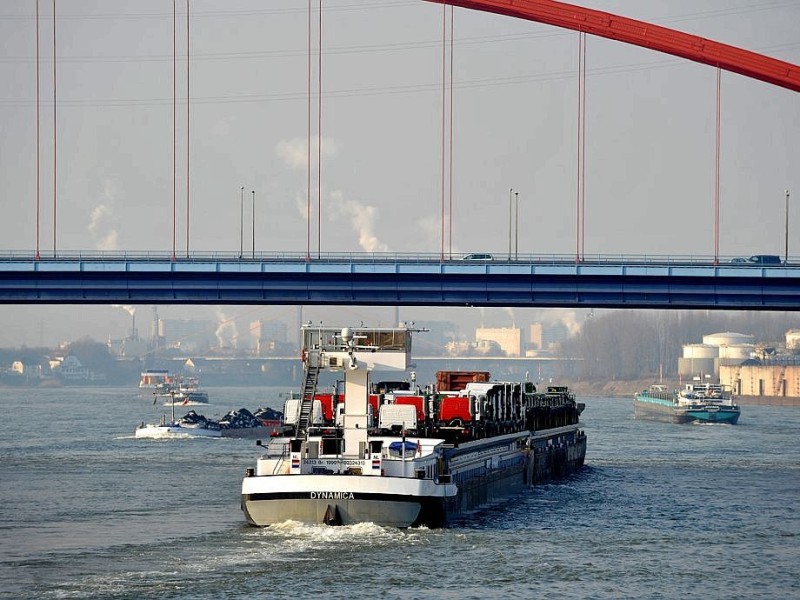 Ein Blick auf den Rhein in Höhe Hochfeld. In Hochfeld kommen die Duisburger nah an den Rhein.Foto: Stephan Eickershoff / WAZ FotoPool