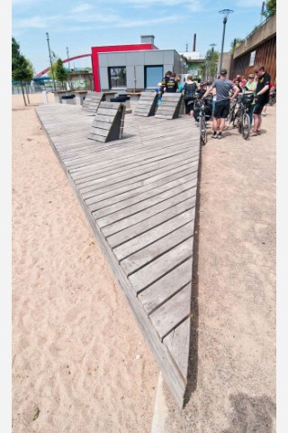 Draußen zu sitzen, mit Blick auf den Rhein, macht natürlich mehr Spaß.Foto: Christoph Wojtyczka / WAZ FotoPool