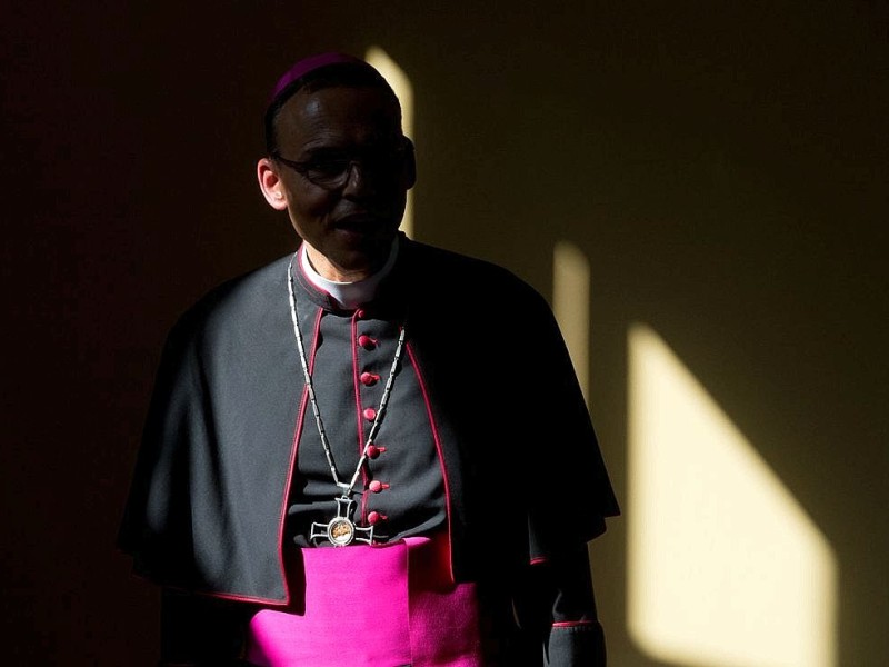 ... zudem nach Angaben mehrerer Medien der Umbau der Kapelle für einen Adventskranz gekostet haben. Der zunächst frei stehende geschmiedete Kranz sollte nach Wunsch des Bischofs hängen - auch wenn ...