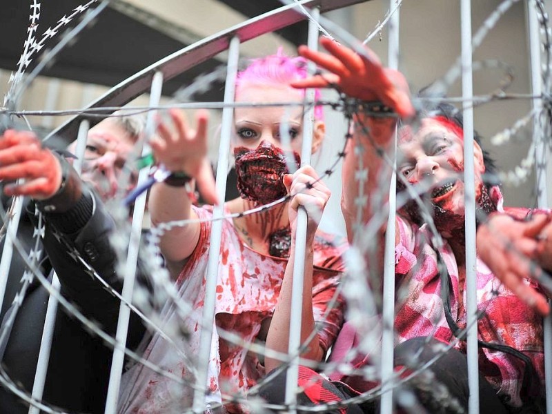 Der Zombiewalk zu Halloween in Essen.