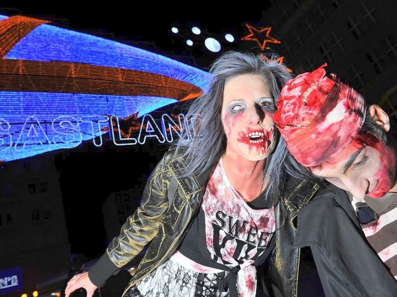 Der Zombiewalk zu Halloween in Essen.