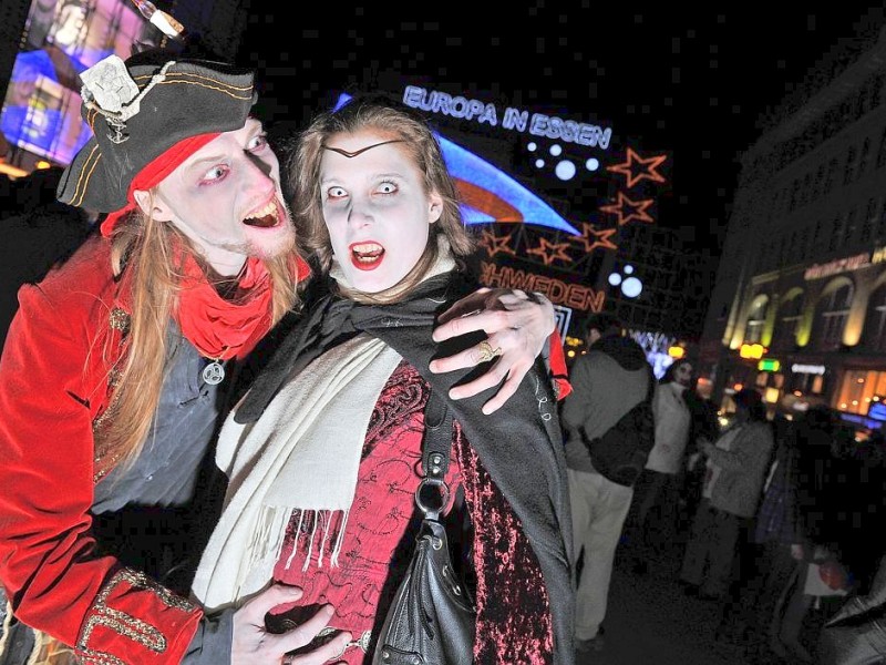 Der Zombiewalk zu Halloween in Essen.