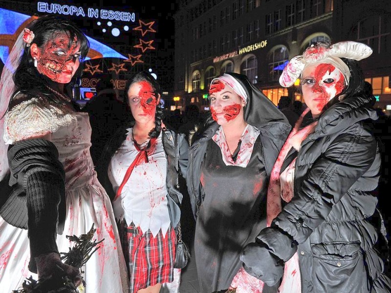 Der Zombiewalk zu Halloween in Essen.