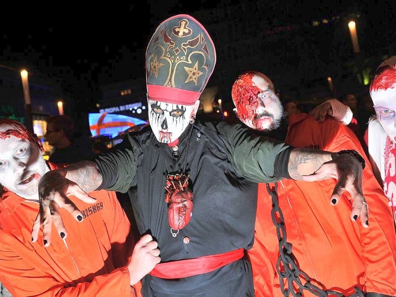 Der Zombiewalk zu Halloween in Essen.