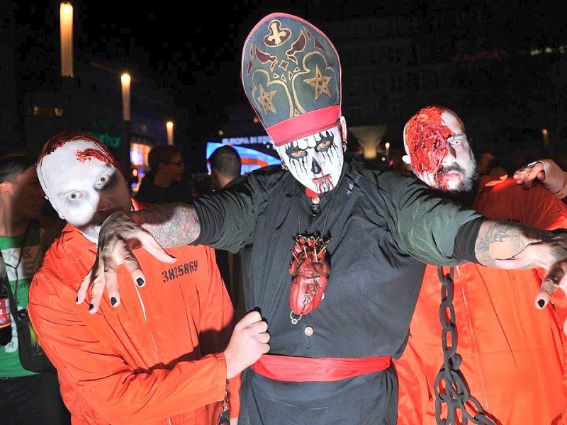 Der Zombiewalk zu Halloween in Essen.