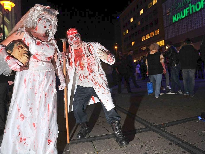 Der Zombiewalk zu Halloween in Essen.