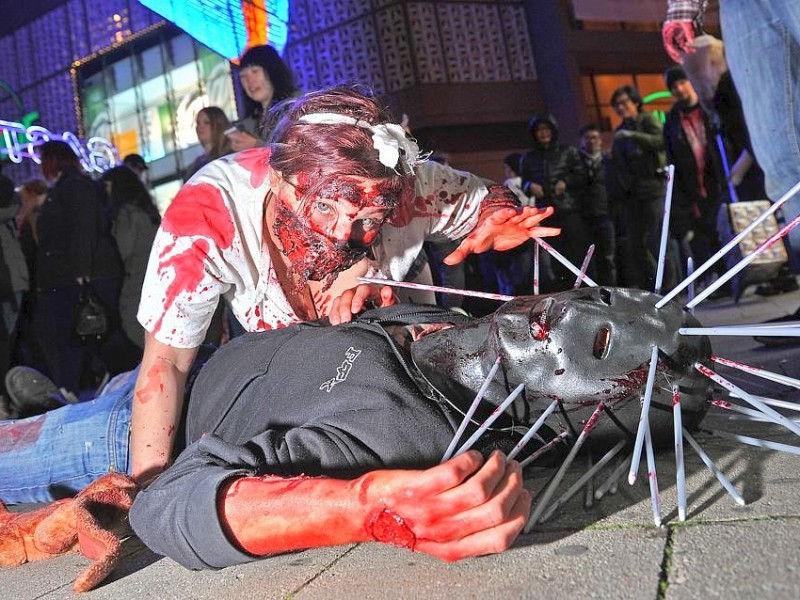 Der Zombiewalk zu Halloween in Essen.