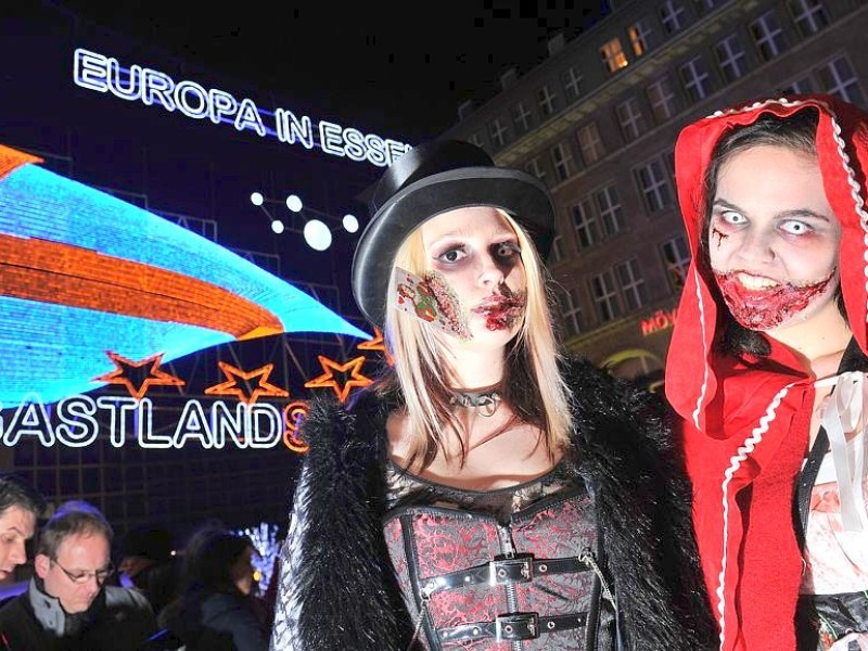 Der Zombiewalk zu Halloween in Essen.