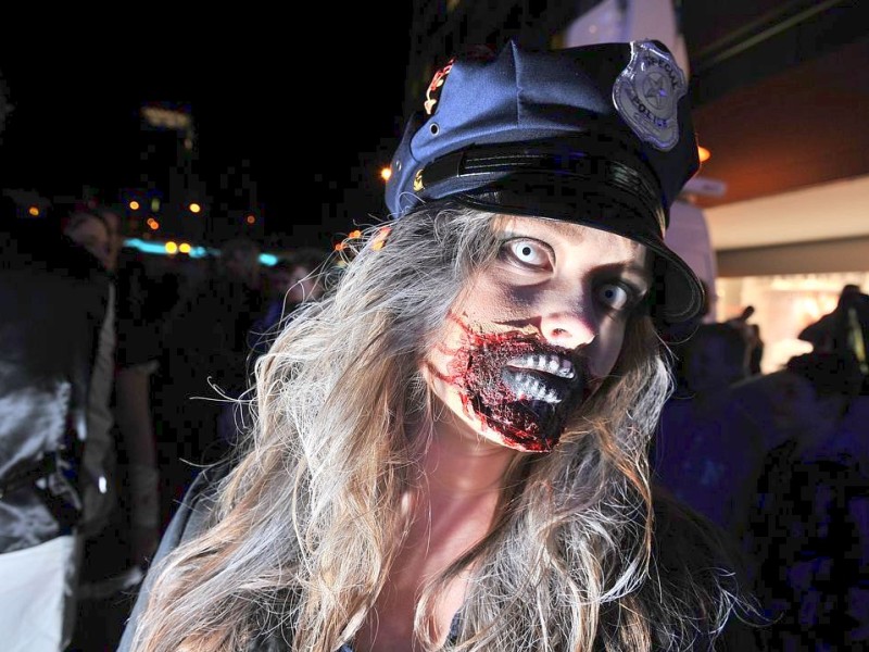 Der Zombiewalk zu Halloween in Essen.