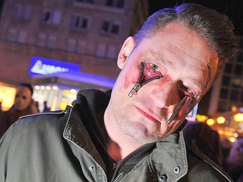 Der Zombiewalk zu Halloween in Essen.