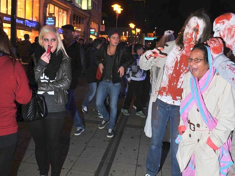 Der Zombiewalk zu Halloween in Essen.