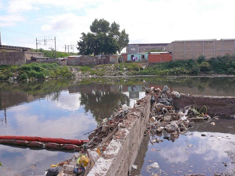 Der Riachuelo in Argentinien ist wohl einer der am meisten belasteten Flüsse der Welt. Giftiger Schlamm, Abfall und Schwermetalle machen sein Wasser zur einem gefährlichen Tümpel.