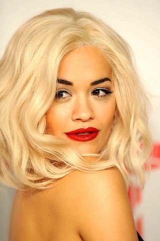 Rita Ora posiert.