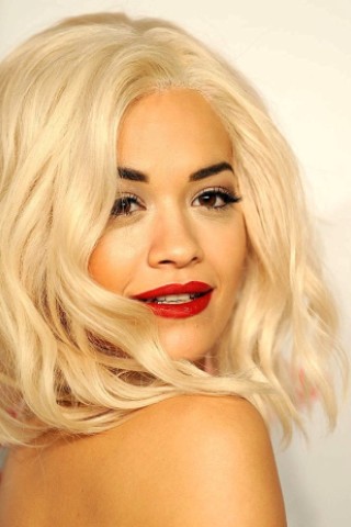 Rita Ora posiert.