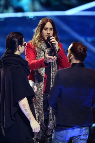 Jared Leto von Thirty Seconds to Mars nimmt den Preis für Best Alternative entgegen.