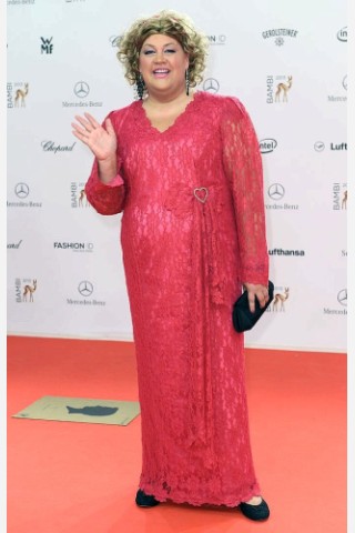 Comedian Cindy aus Marzahn warf sich mit einem pinken Spitzendress in Schale.