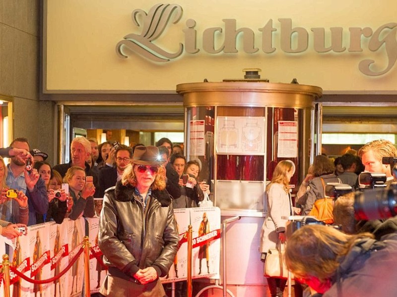 Helge Schneider posiert im Oktober 2013 auf dem roten Teppich bei der Filmpremiere seines Films 00 Schneider in der Lichtburg in Essen.