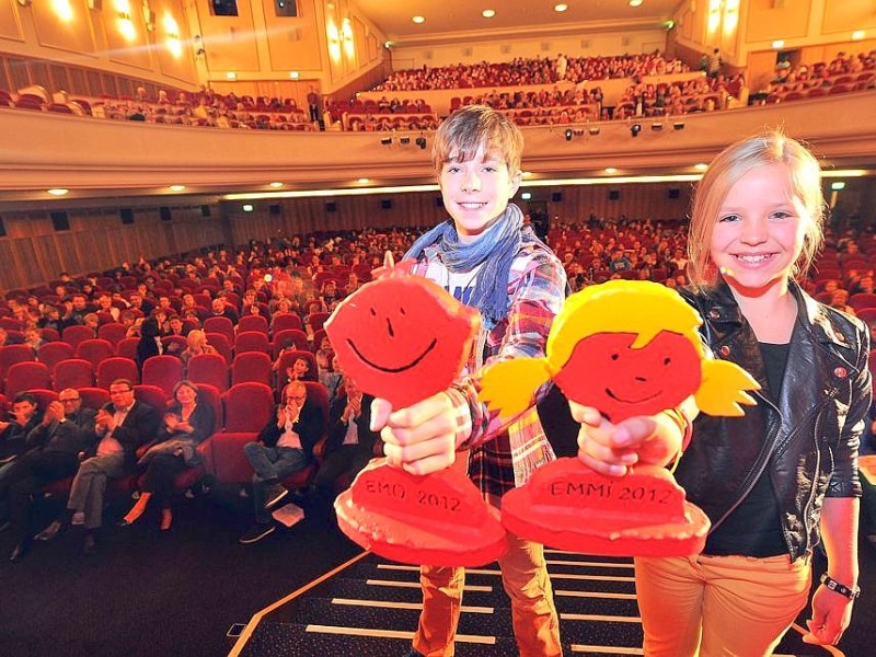 Benedikt Weber (links) erhält den Preis als bester Hauptdarsteller für Tom und Hack und Lene Marie Nickel erhält den Preis für den besten Film (Fünf Freunde) zum Abschluss der Kinderfilmtage im September 2012 in der Lichtburg in Essen.