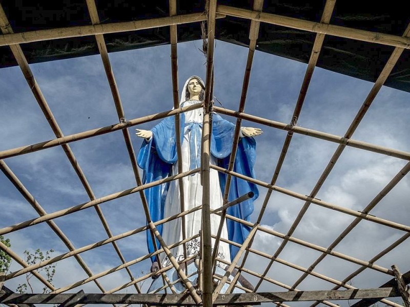 Rückfahrt von Estancia nach Roxas -City. Zerstörte Kirche Agdalene Schrein in dem Ort Pilar. Die Katastrophenhelferin Lucile von ACF führt Angelika Böhling durch die Unglücksgebiete 28.11.2013 auf der Insel Panay - Phillippinen    Bild: Jakob Studnar