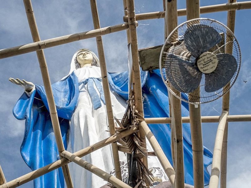 Rückfahrt von Estancia nach Roxas -City. Zerstörte Kirche Agdalene Schrein in dem Ort Pilar. Die Katastrophenhelferin Lucile von ACF führt Angelika Böhling durch die Unglücksgebiete 28.11.2013 auf der Insel Panay - Phillippinen    Bild: Jakob Studnar