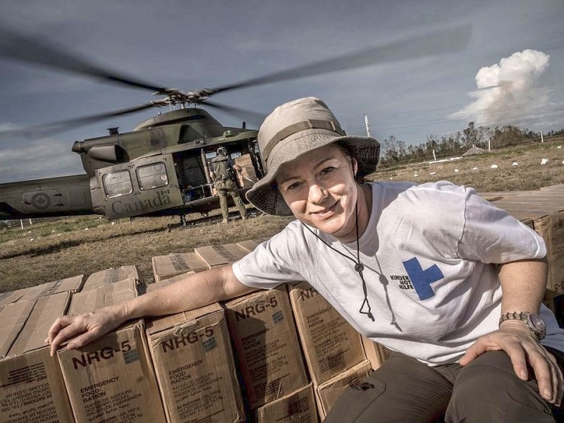 Katastrophenhelfer von ACF, einer Partnerorganisation der Kindernothilfe beladen einen Hubschrauber der Kanadischen Armee mit Nahrungspaketen. Die Notfallnahrung versorgt die Menschen für 14 Tage. Die Kanadische Armee fliegt die Hilfsgüter un unzugängliche Gebiete in den Bergen.  Die Katastrophenhelferin Lucile von ACF führt Angelika Böhling durch die Unglücksgebiete 28.11.2013 auf der Insel Panay - Phillippinen    Bild: Jakob Studnar