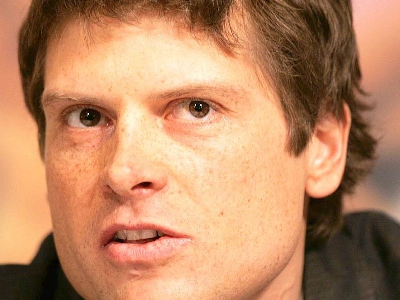 ... Jan Ullrich, der die Tour 1998 gewonnen hatte, einen Tag vor dem Start aus dem Team T-Mobile ausgeschlossen: Ullrich wurde vorgeworfen, in den Sknandal um den spanischen Dopingarzt Fuentes verwickelt gewesen zu sein. Ullrich beteuert bis heute seine Unschuld.  Schon...