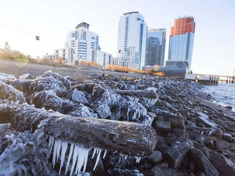 ...wurden gewarnt, der heftige Frost gepaart mit eisigen Windböen könne die sogenannte gefühlte Temperatur (Windchill-Faktor) auf minus 31 Grad Celsius sinken lassen.