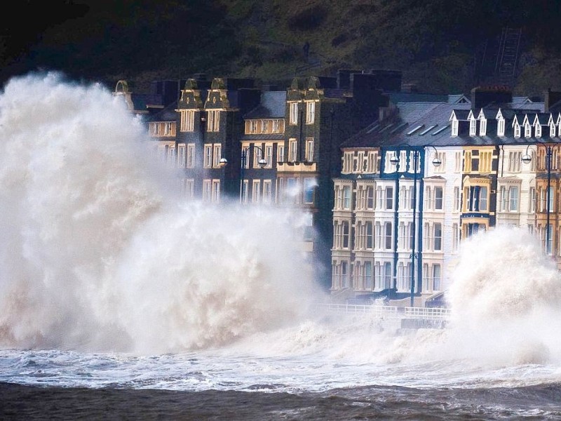 Riesenwellen im walisischen Aberystwyth.