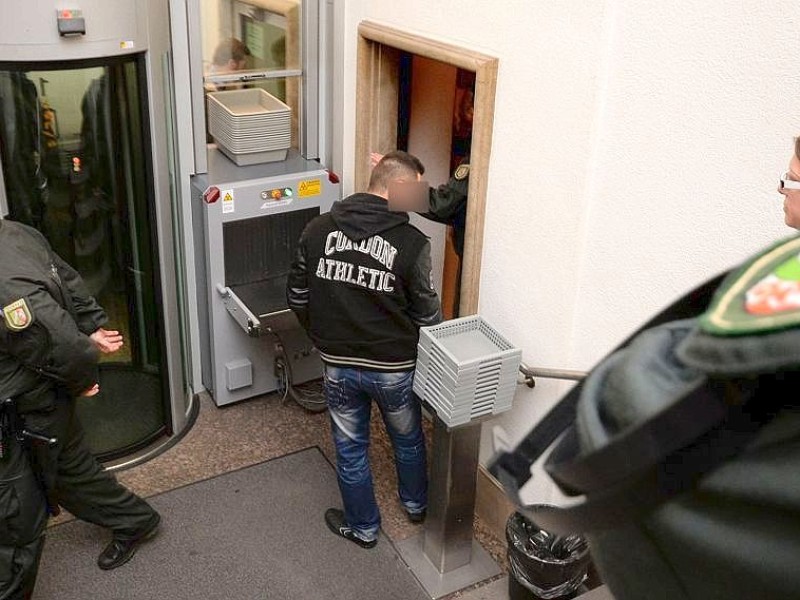 Ein großes Polizeiaufgebot sicherte den Platz rund um das Landgericht Duisburg. Auch auf dem Dach des Citypalais waren Beamte postiert. Die Stadt hatte vor dem Prozess ein Kutten-Verbot verhängt.