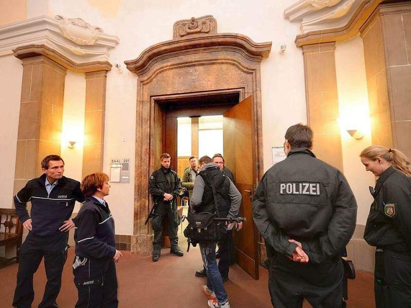 Ein großes Polizeiaufgebot sicherte den Platz rund um das Landgericht Duisburg. Auch auf dem Dach des Citypalais waren Beamte postiert. Die Stadt hatte vor dem Prozess ein Kutten-Verbot verhängt.